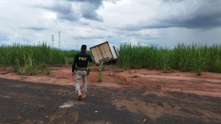 PRF e PMMG recuperam carga de defensivos agrícolas roubada em Goiás e avaliada em cerca de R$ 3 milhões