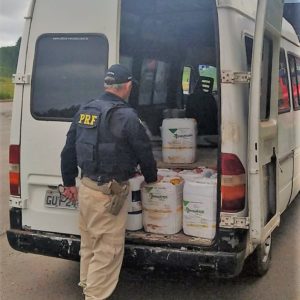 Polícia apreende 6,5 mil litros de agrotóxico contrabandeado em Água Doce