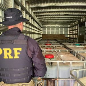 Caminhão roubado com carga suspeita de produto tóxico é recuperado pela PRF