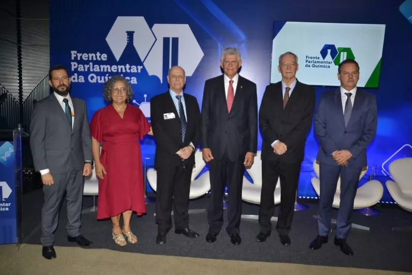 ABIFINA participa do relançamento da Frente Parlamentar da Química em cerimônia no Congresso Nacional