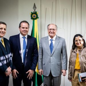 Blau Farmacêutica se reúne com Governo Federal para reforçar importância da parceria público-privada com indústrias brasileiras