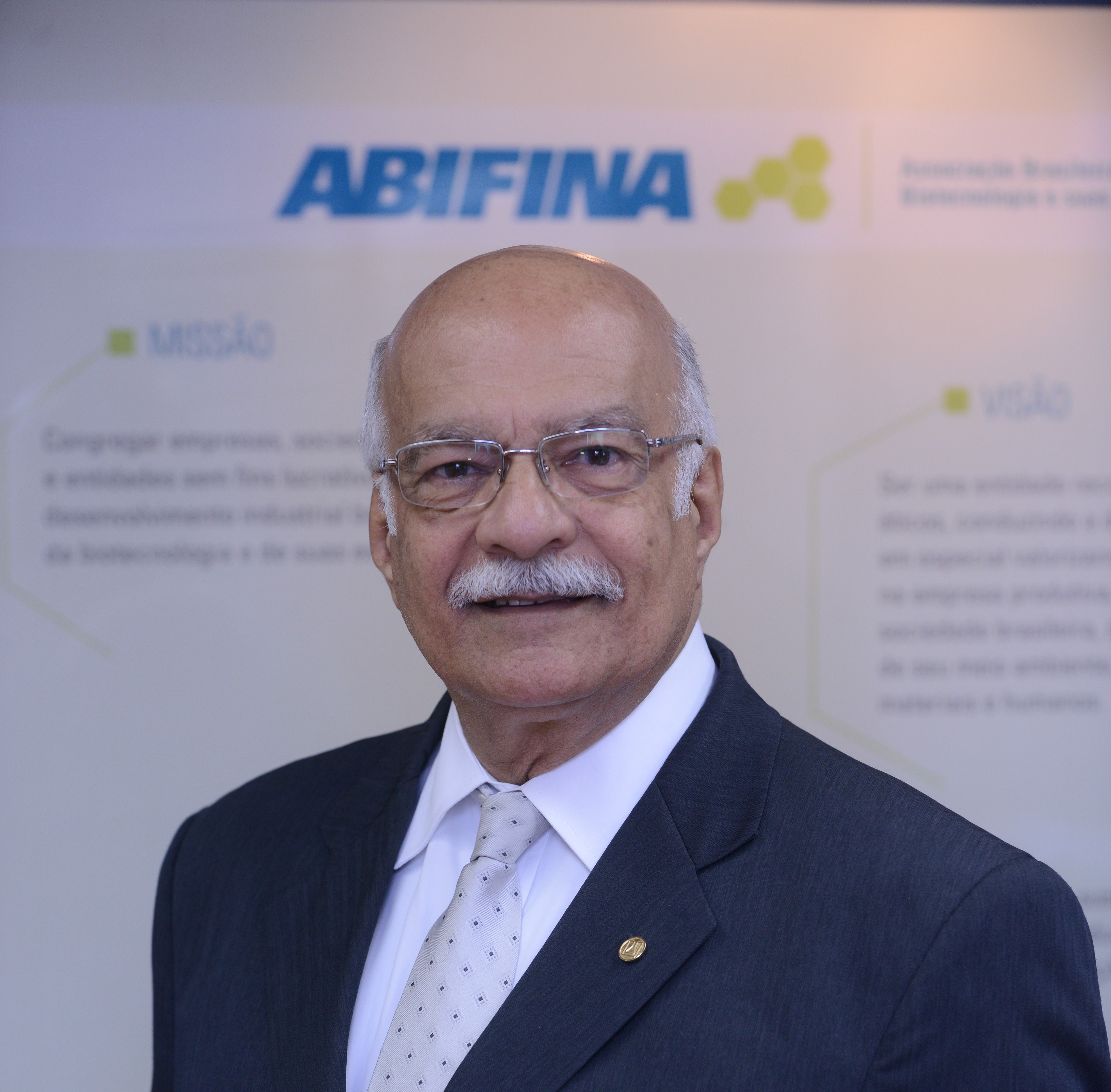 “Saindo da ‘saga’ do dito e feito”, artigo de Odilon Costa na Revista