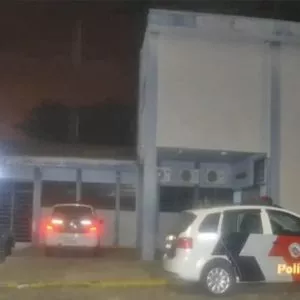Quadrilha com 10 criminosos invade Fazenda até com fuzis e levam duas caminhonetes