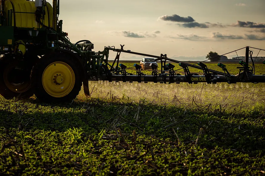 ABIFINA discute com CAMEX estratégia de revisão tarifária para defensivos agrícolas 