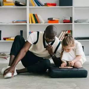 Autismo em Dia: Projeto da Supera Farma reforça conscientização e inclusão no Abril Azul