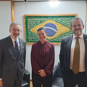 ABIFINA lança estudo inédito sobre patentes farmacêuticas em audiência com o MDIC 