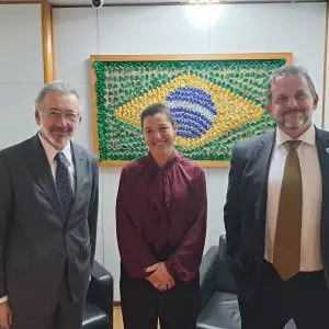 ABIFINA lança estudo inédito sobre patentes farmacêuticas em audiência com o MDIC 