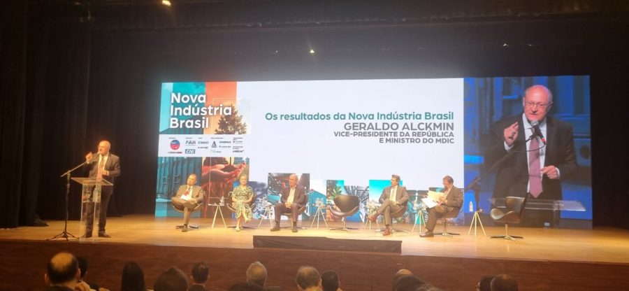 ABIFINA acompanha anúncio de novos investimentos no programa Nova Indústria Brasil