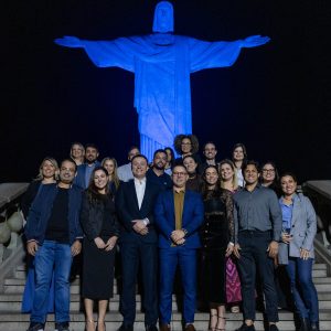 EMS celebra os 26 anos dos medicamentos genéricos com iluminação do Cristo Redentor, no Rio
