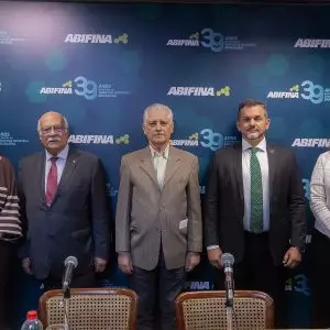 Em seus 39 anos, ABIFINA reúne conselho para discutir rumos da indústria e entregar prêmio
