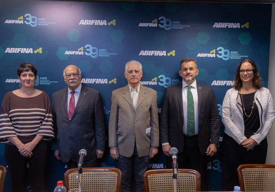 Em seus 39 anos, ABIFINA reúne conselho para discutir rumos da indústria e entregar prêmio