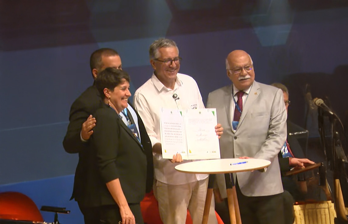 ABIFINA firma acordo com o Ministério da Saúde durante plenária do GECEIS