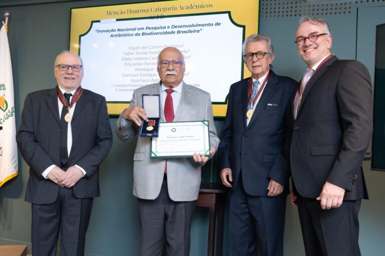 Ogari de Castro Pacheco Vencedor Categoria Academico III Premio Pio Correa 768x512