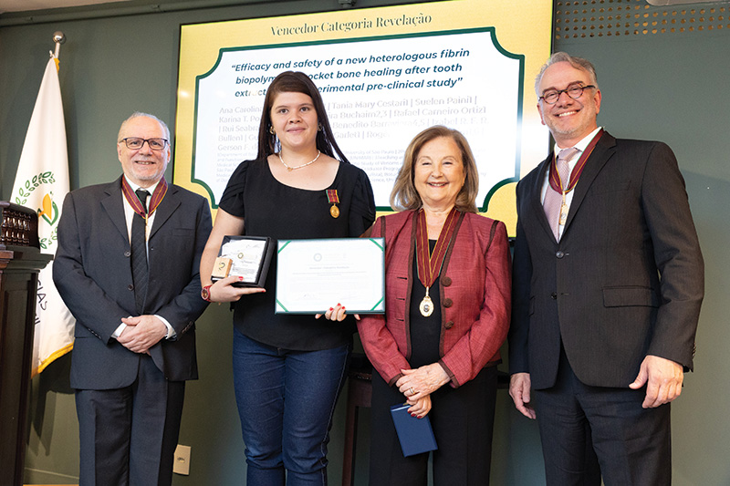 Hilton Santos; Ana Carolina Cestari Bighetti, autora vencedora da categoria Revelação; Maria Maria Inês Rocha Miritello Santoro, representando o corpo de avaliadores da 3ª edição do Prêmio; e Walker Lahmann