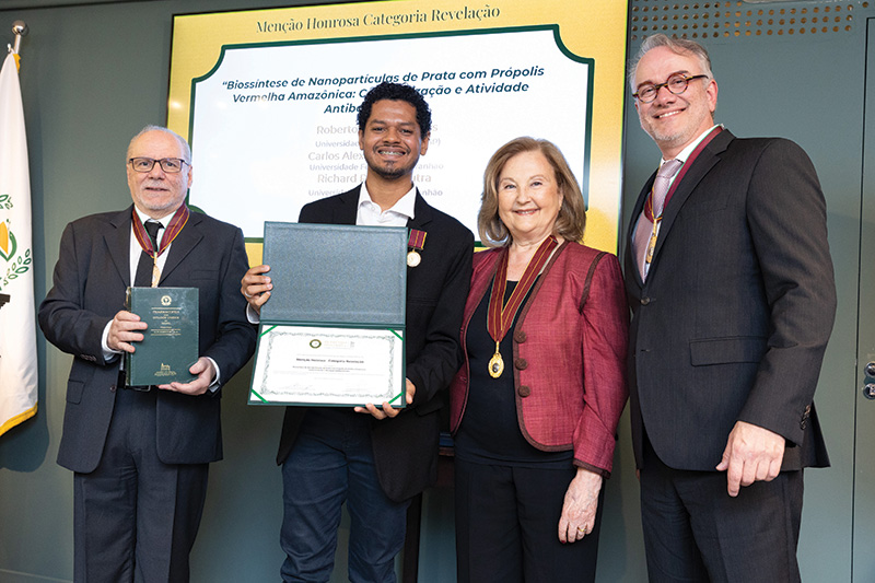 Hilton Santos; Roberto Pereira Santos, autor do trabalho Menção Honrosa na categoria Revelação;Maria Maria Inês Rocha Miritello Santoro; e Walker Lahmann