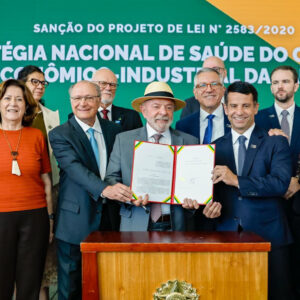 ABIFINA participa da cerimônia de sanção da Estratégia Nacional de Saúde do Complexo Econômico-Industrial da Saúde