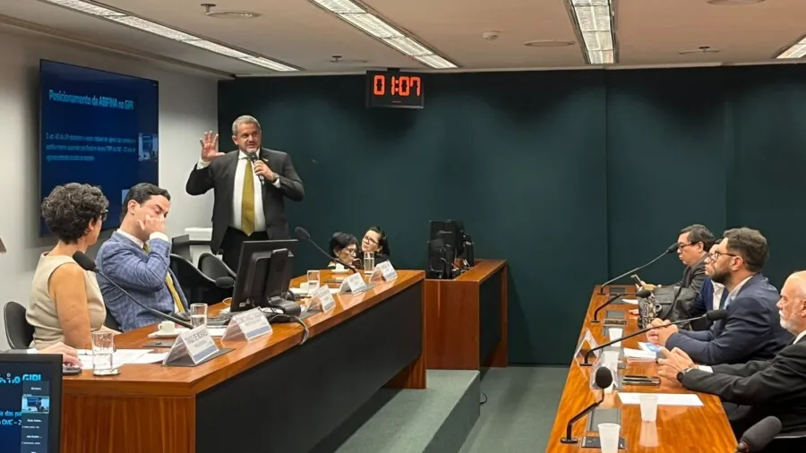 ABIFINA participa de audiência pública sobre extensão de patentes e impactos para o SUS