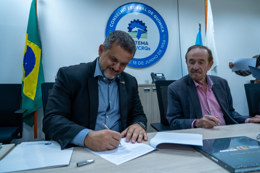 ABIFINA e Conselho Federal de Química firmam Acordo de Cooperação Técnica para fortalecer a química, a inovação e o desenvolvimento industrial 