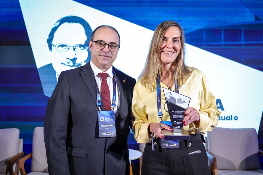 Tatiana Coelho de Sampaio recebe Prêmio Denis Borges Barbosa no SIPID 2026